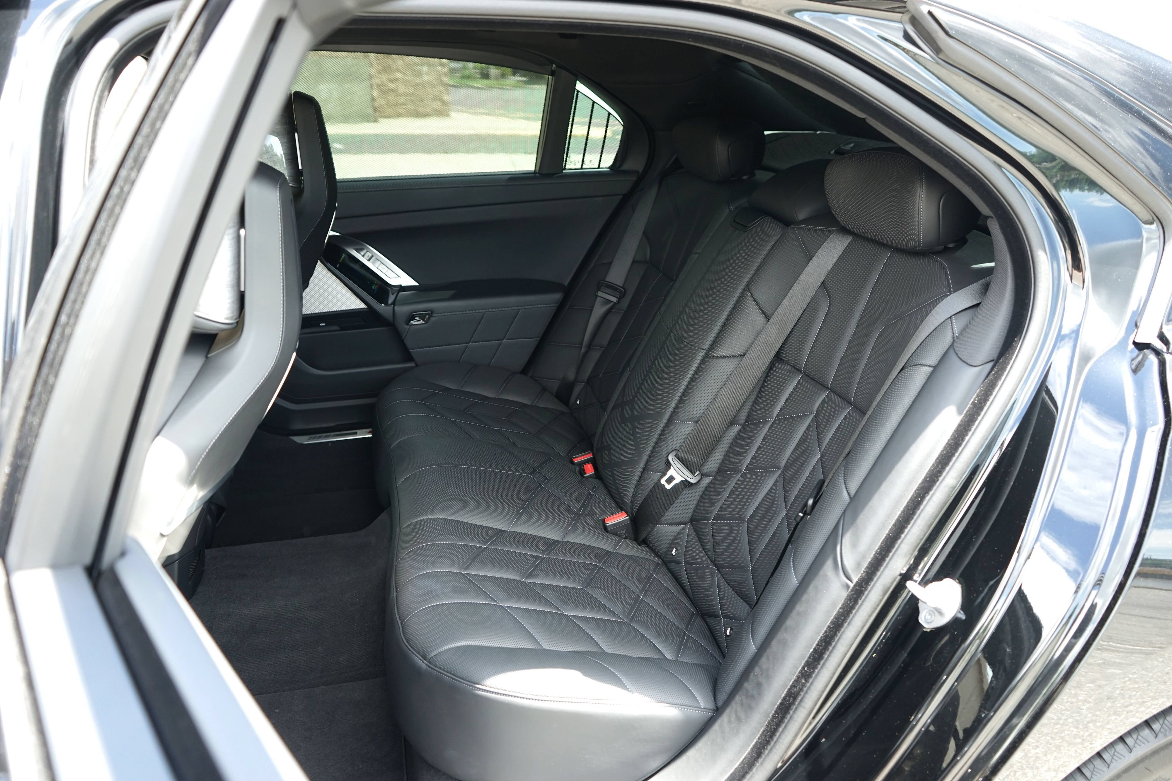 Used 2025 BMW 740i xDrive AWD/4WD image 37