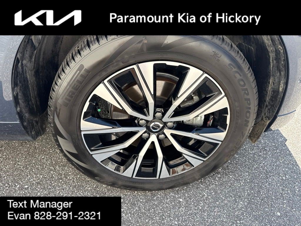 Used 2025 Volvo XC60 B5 Plus AWD/4WD image 9