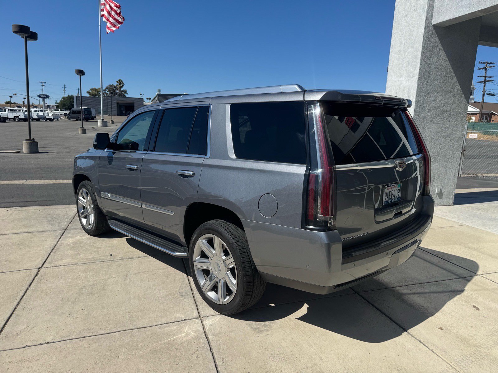 Used 2019 Cadillac Escalade Premium Luxury AWD/4WD image 3