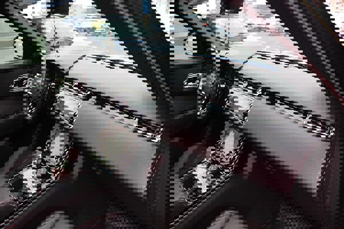 Used 2021 Land Rover Range Rover Velar R-Dynamic S image 23