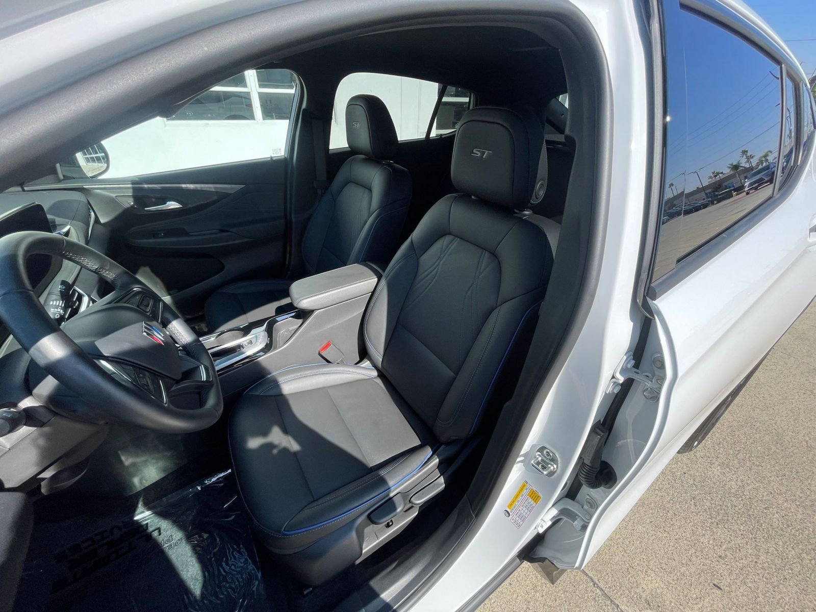 Used 2025 Buick Envista Sport Touring image 36