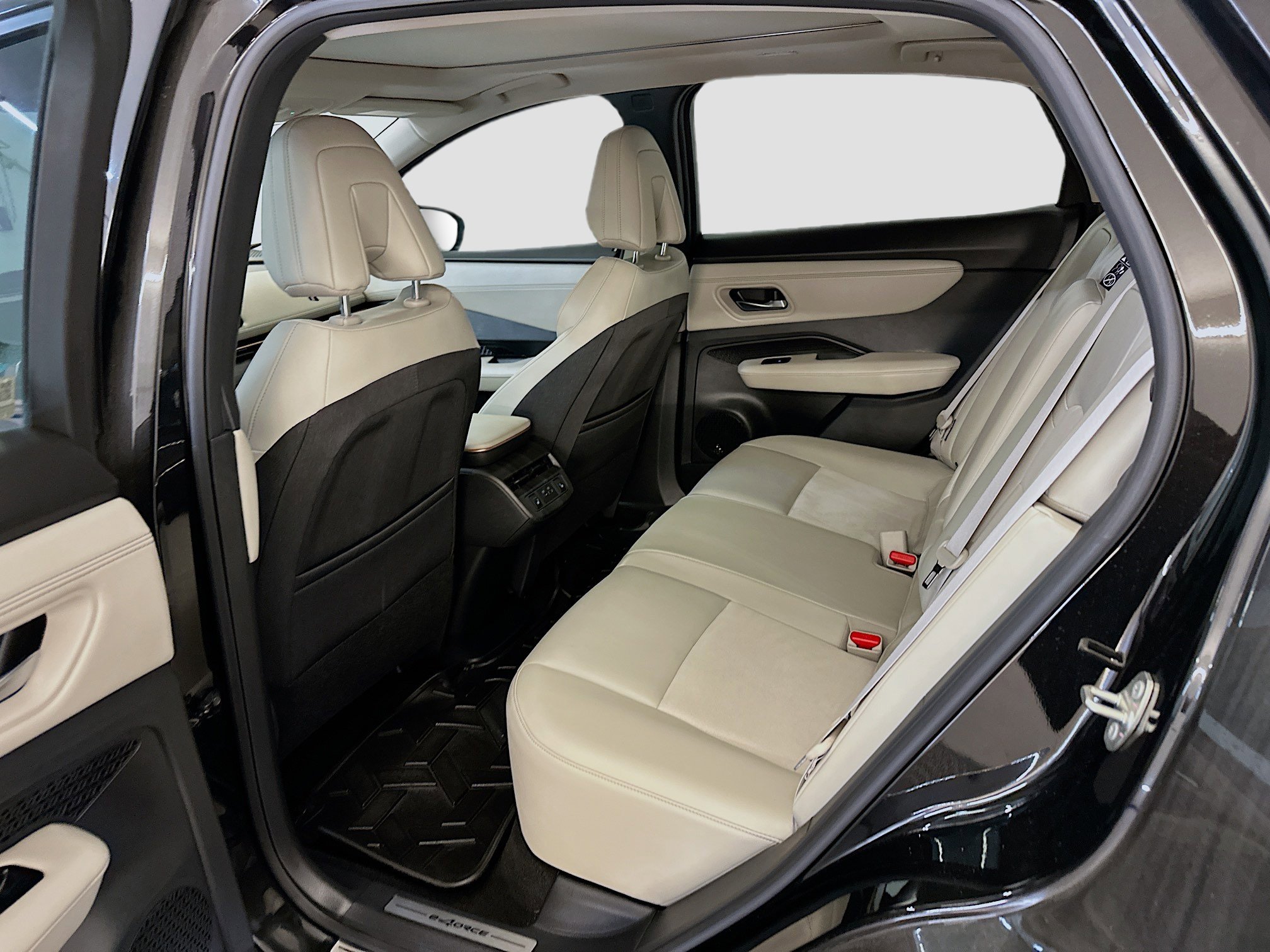 Used 2023 Nissan Ariya AWD image 30