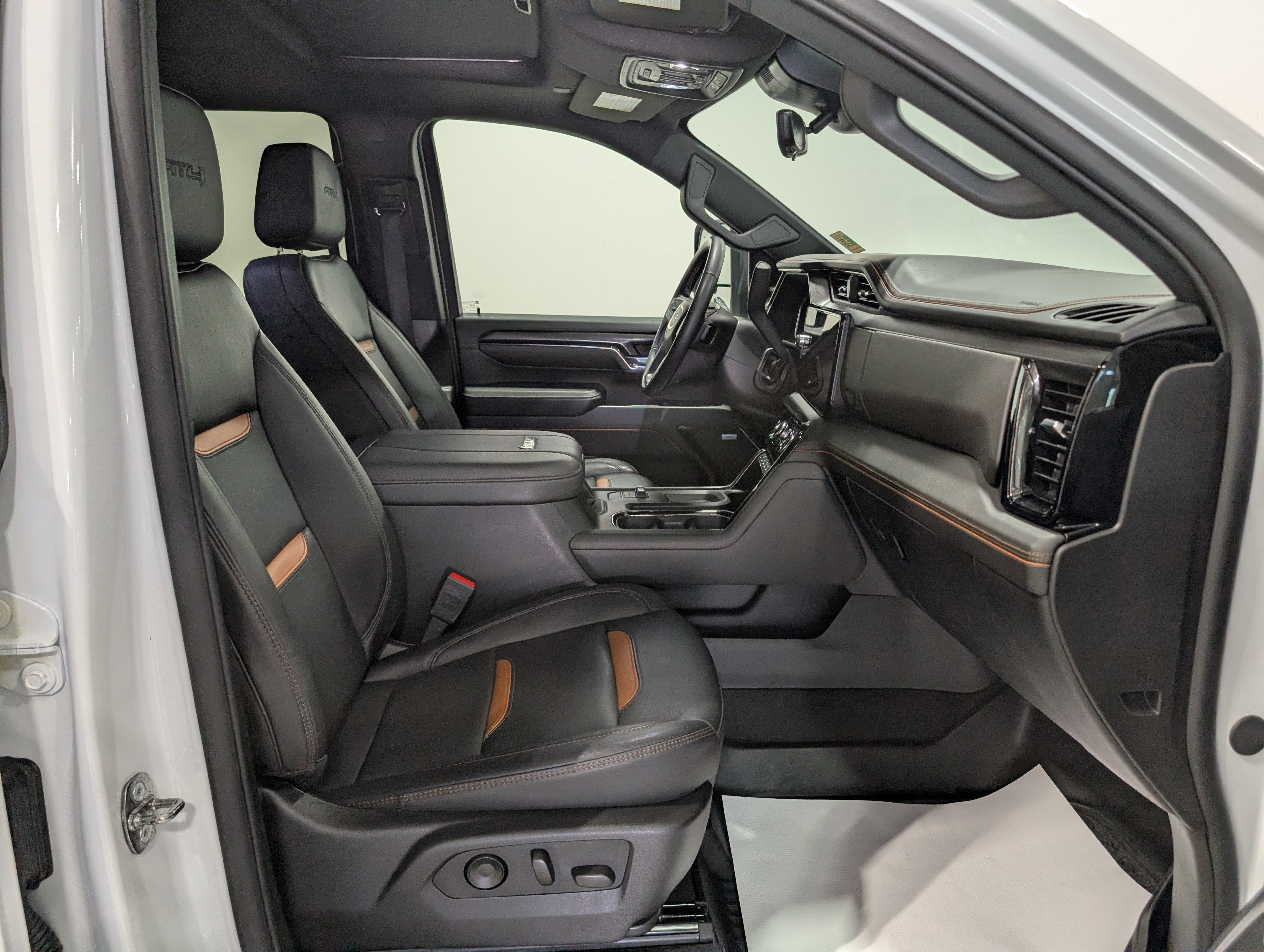 Used 2024 GMC Sierra 2500 AT4 w/ AT4 Premium Plus Package AWD/4WD image 21