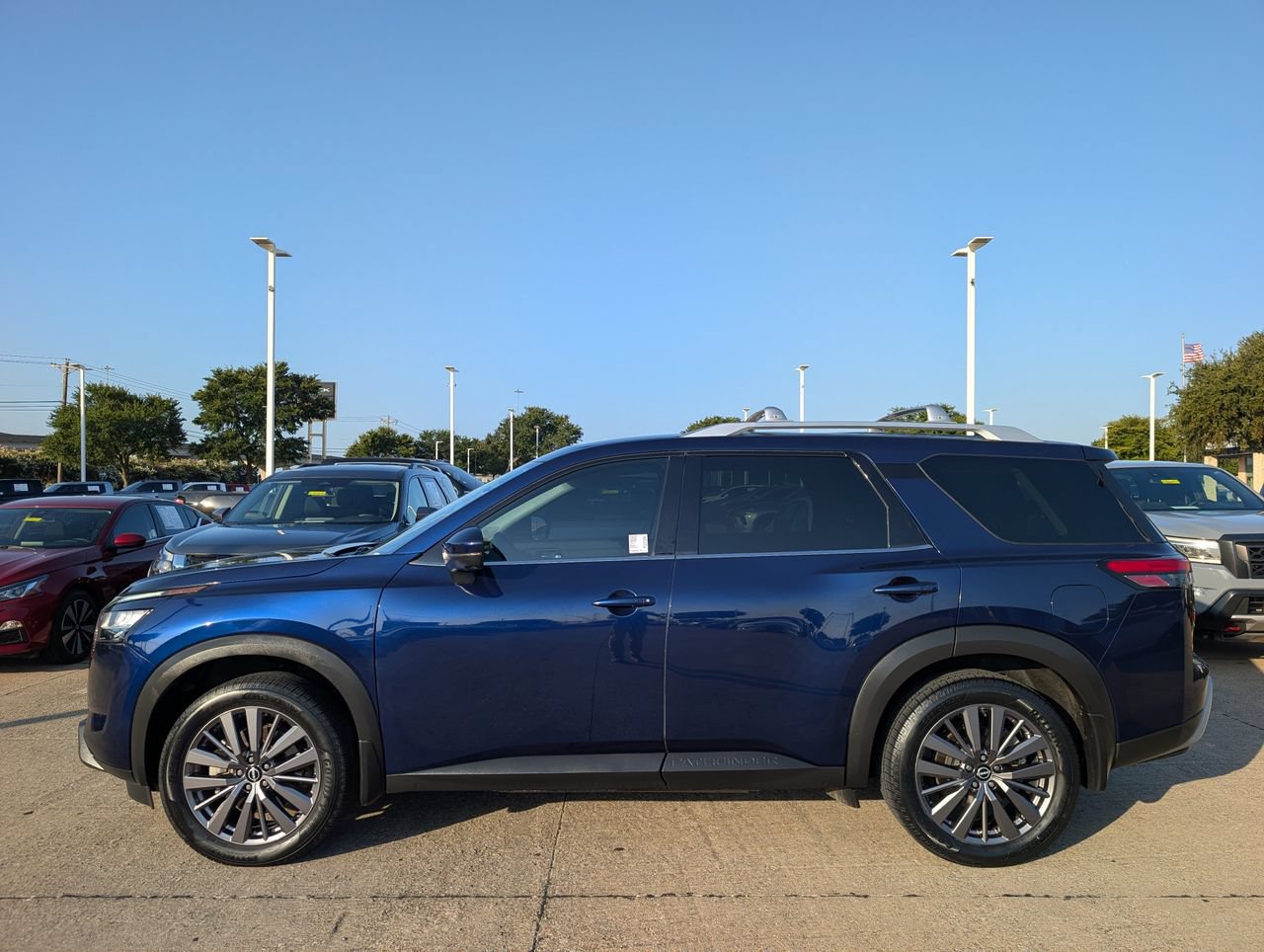 Certified 2023 Nissan Pathfinder SL w/ SL Premium Package FWD image 3