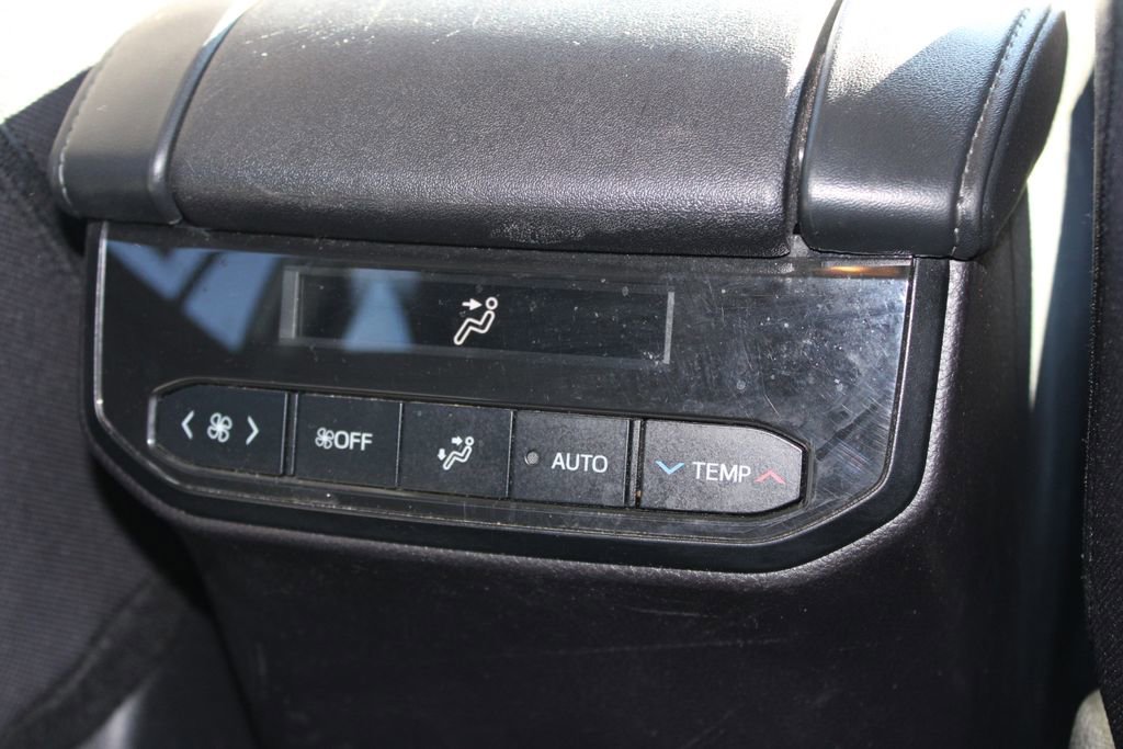 Used 2024 Toyota Highlander LE image 30