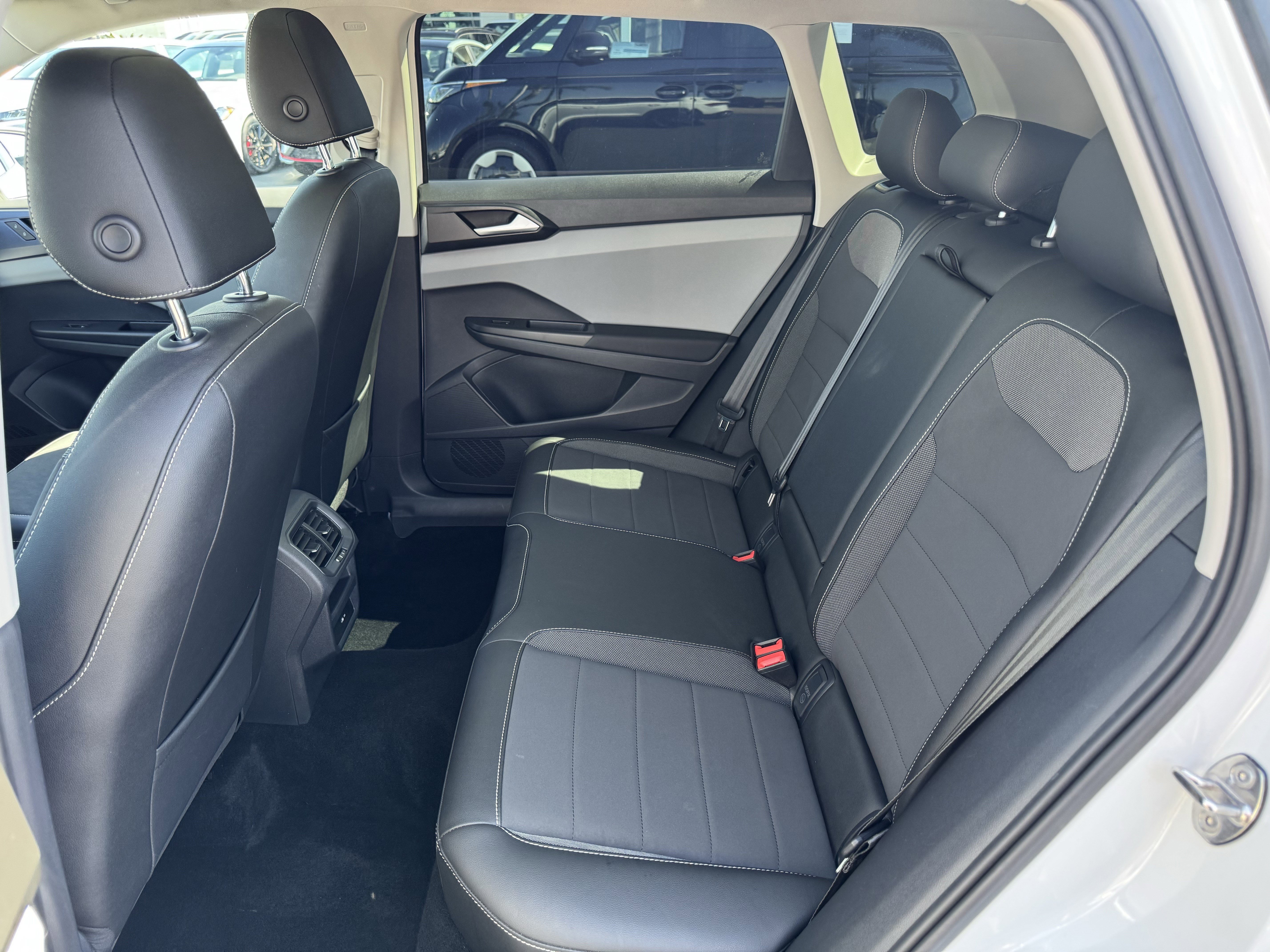 Used 2022 Volkswagen Taos SE w/ Panoramic Sunroof Package FWD image 35