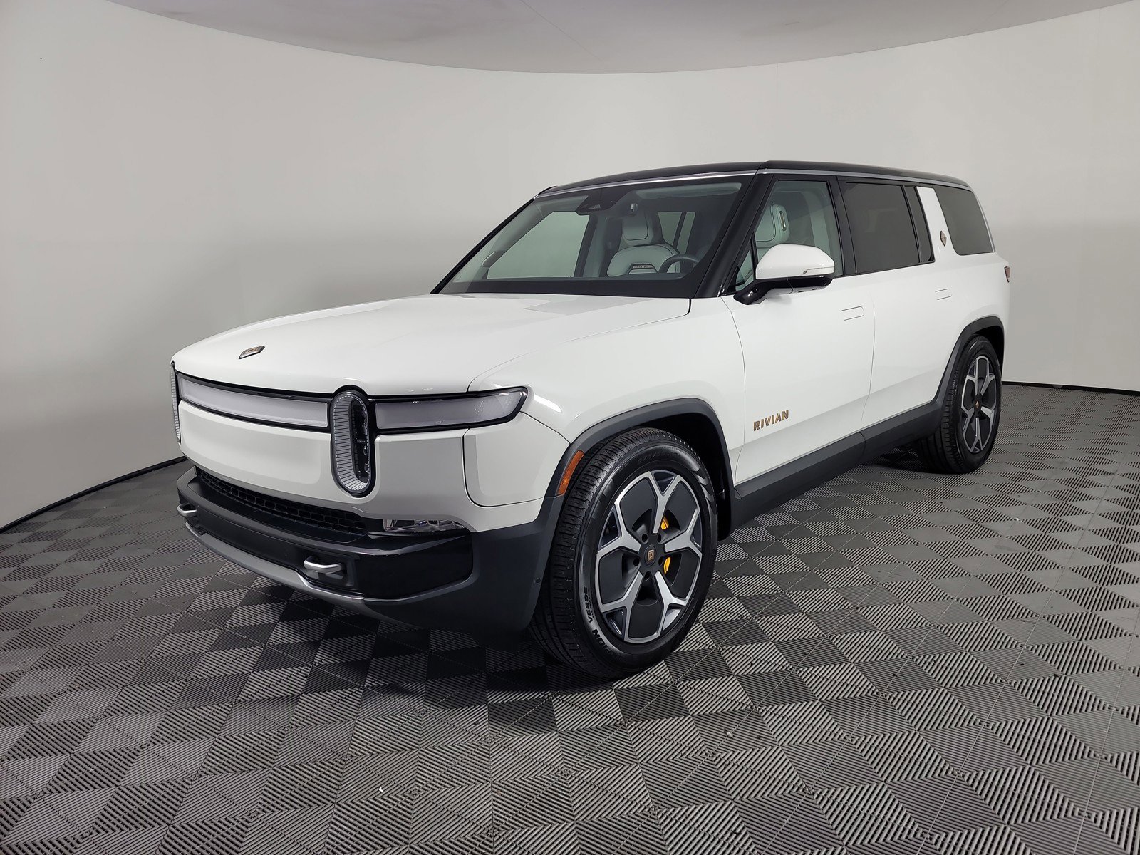 Used 2024 Rivian R1S Adventure AWD/4WD image 1
