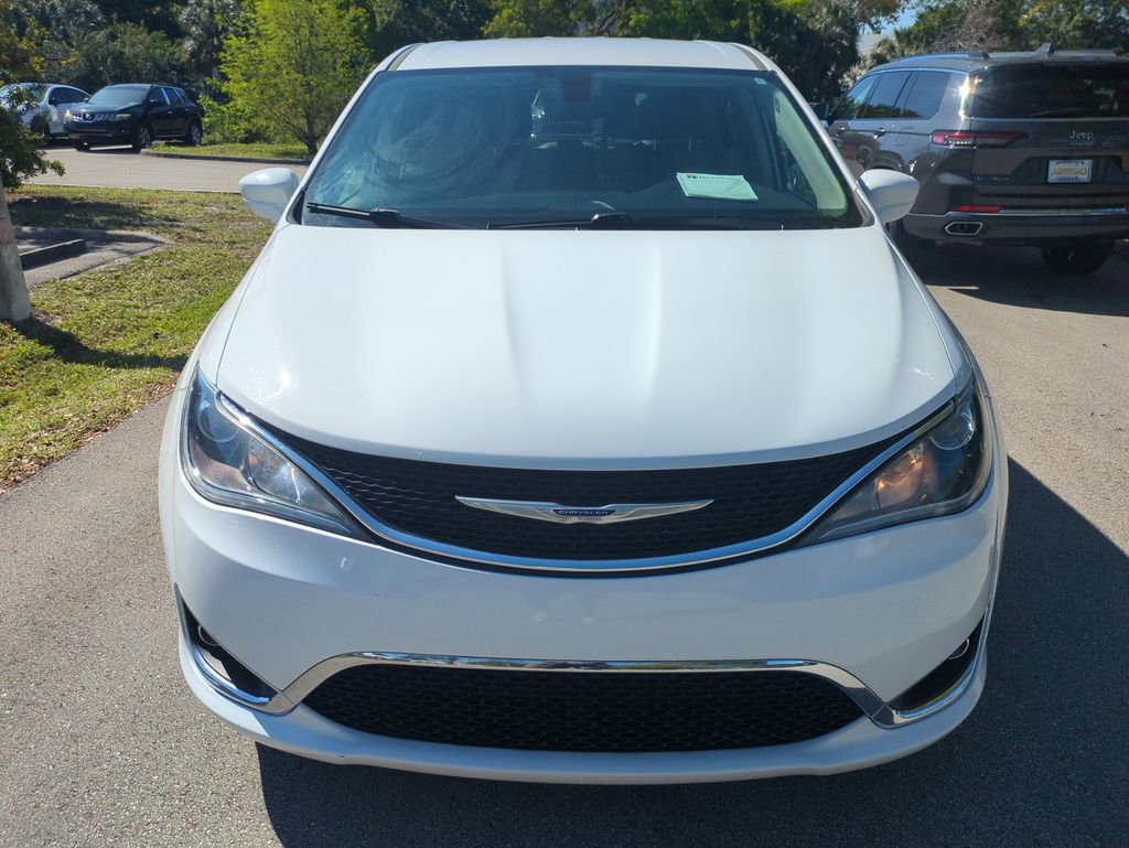 Used 2020 Chrysler Pacifica Touring image 4