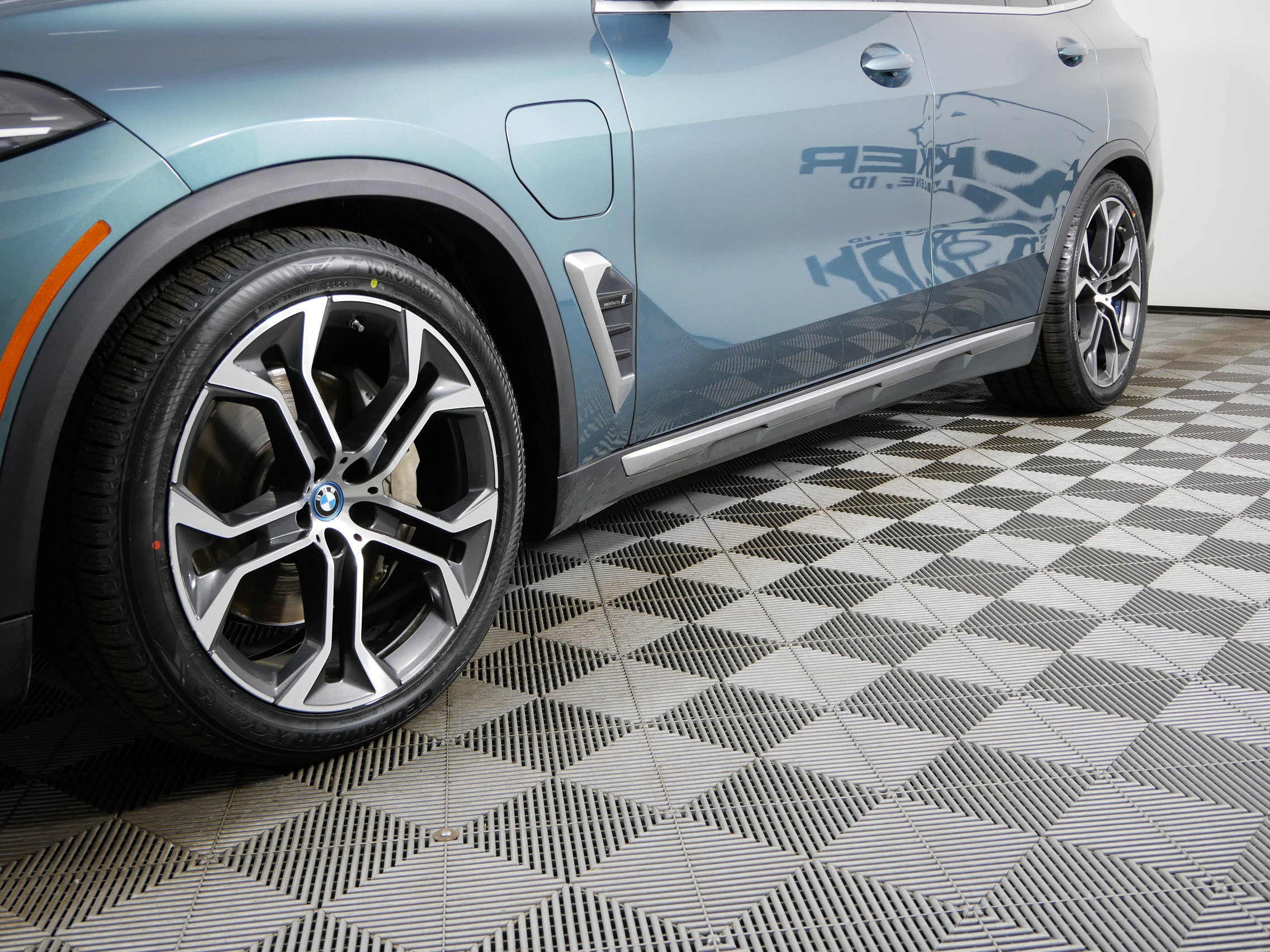 Used 2024 BMW X5 xDrive50e w/ Parking Assistance Package image 2