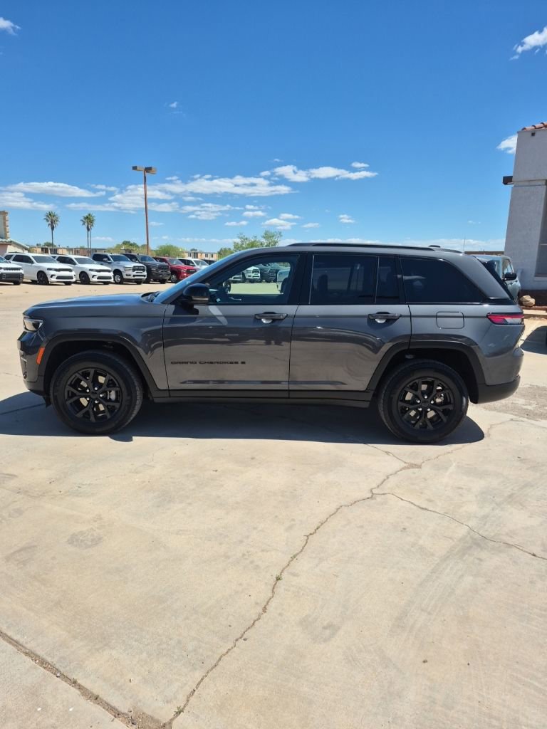 Used 2025 Jeep Grand Cherokee Altitude image 8