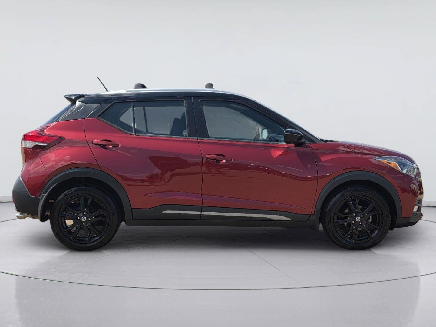 Used 2020 Nissan Kicks SR w/ Exterior Package FWD image 4