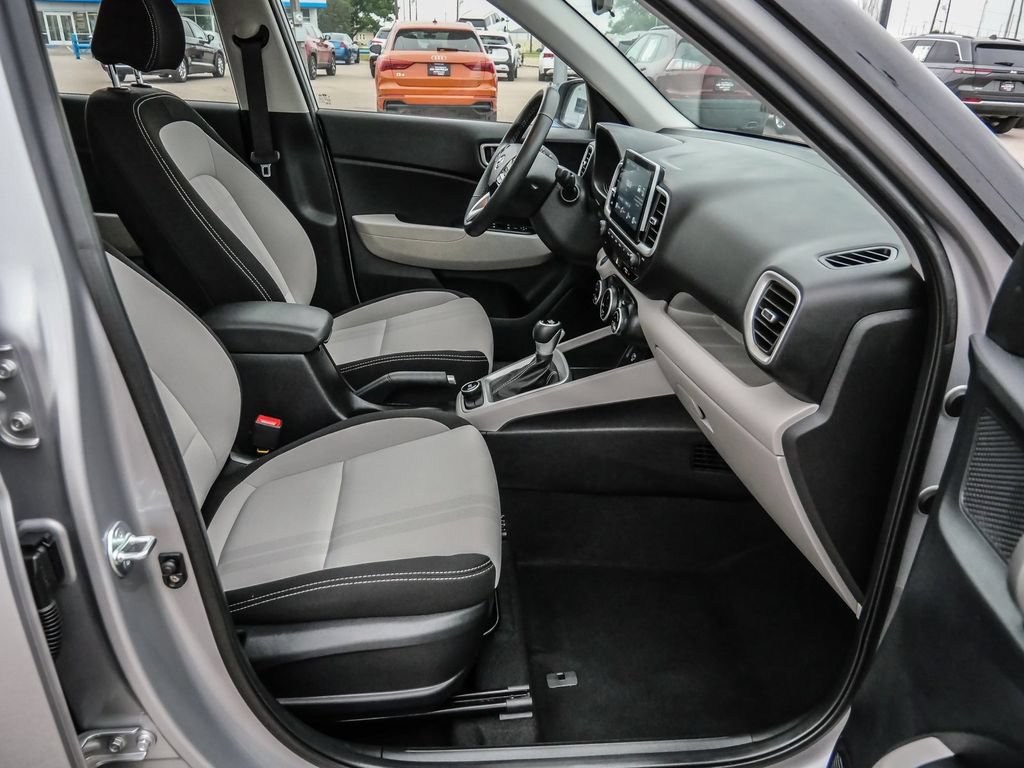 Used 2025 Hyundai Venue SEL FWD image 11
