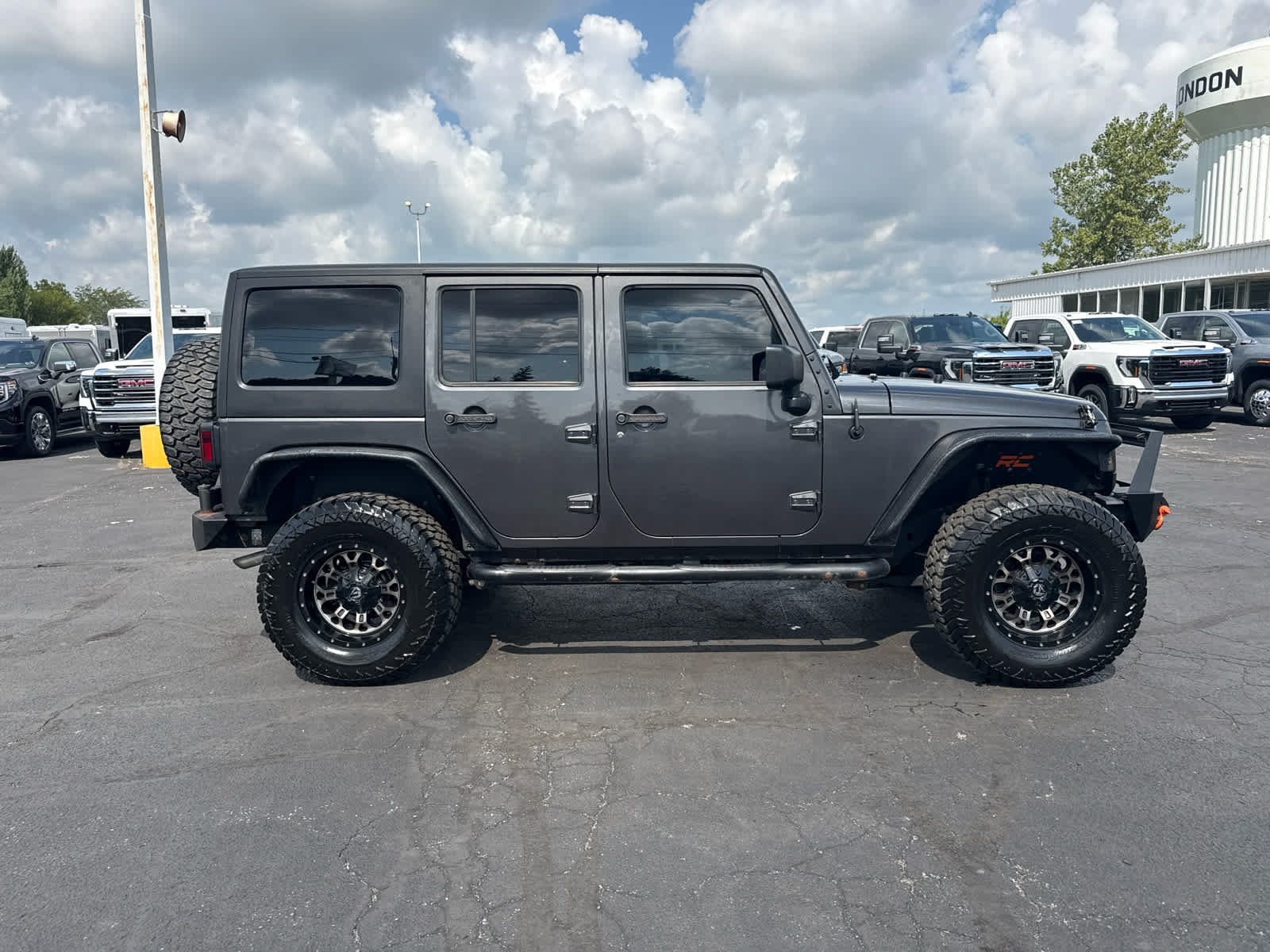 Used 2016 Jeep Wrangler Unlimited Sahara w/ Connectivity Group AWD/4WD image 6