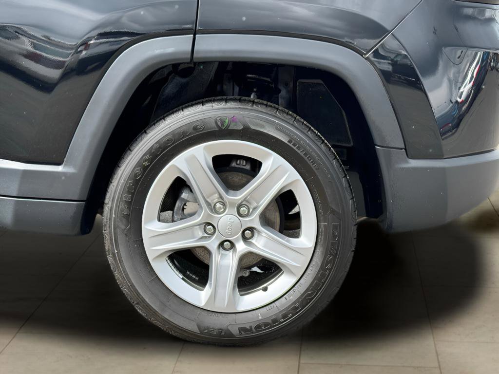 Used 2023 Jeep Compass Latitude AWD/4WD image 32