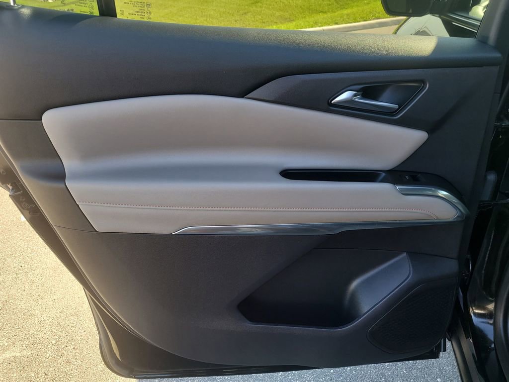 Used 2025 Chevrolet Traverse LT FWD image 9