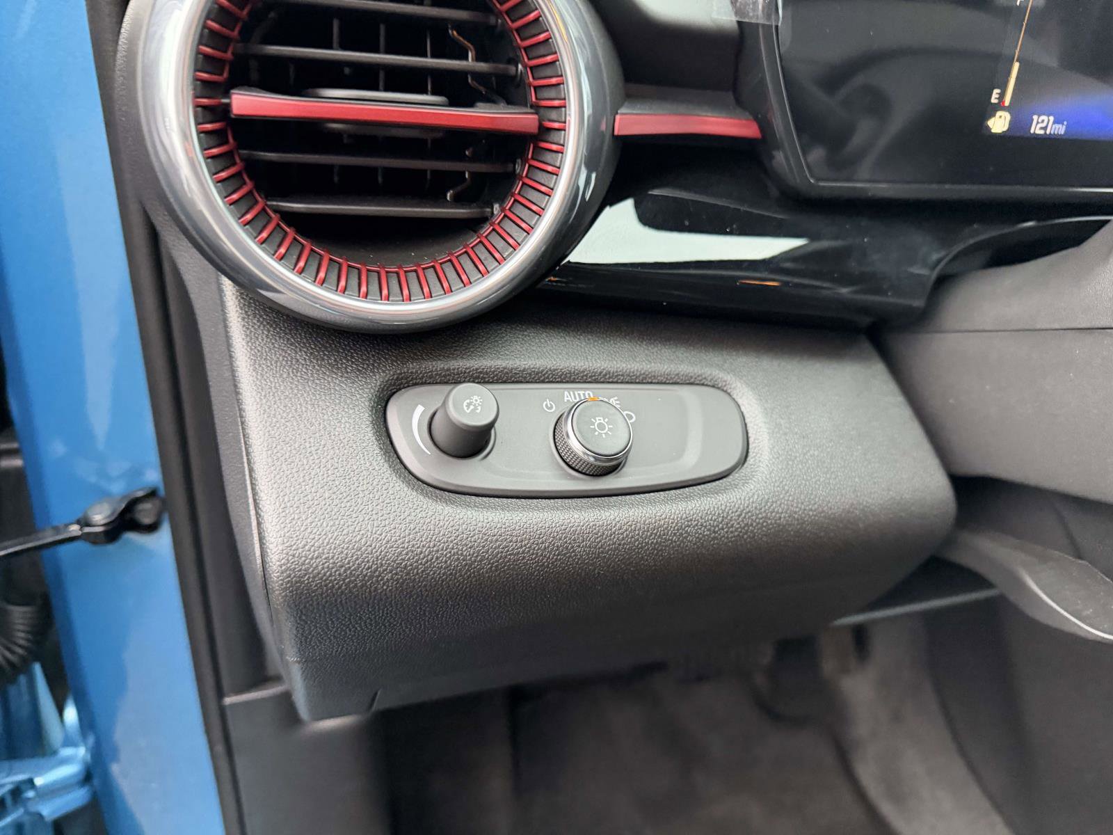 Certified 2025 Chevrolet Trax RS w/ Driver Confidence Package image 17