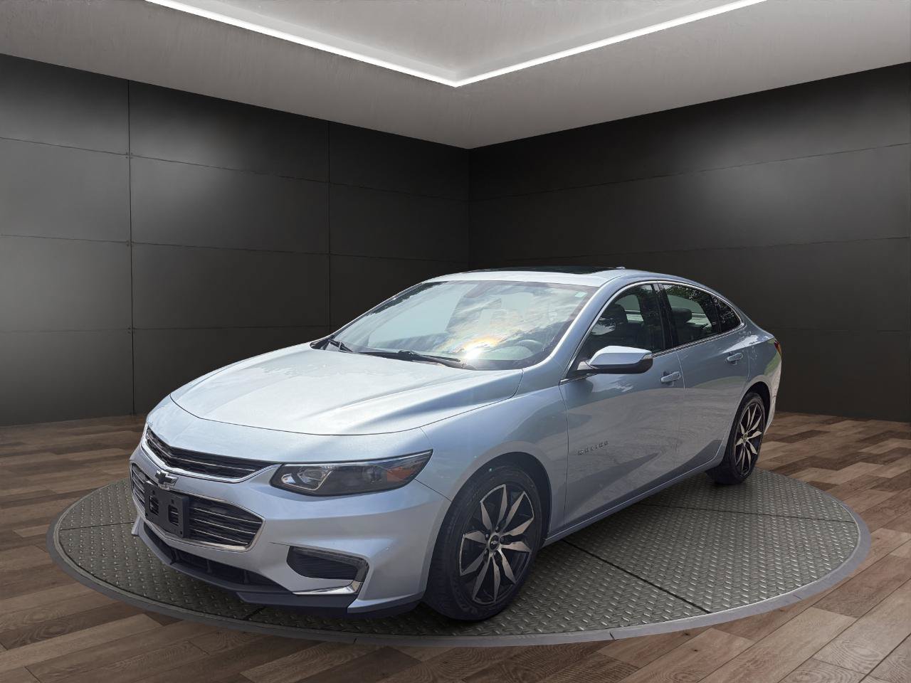 Used 2017 Chevrolet Malibu LT w/ Leather Package FWD image 4