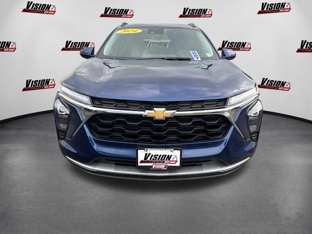 Used 2024 Chevrolet Trax LT w/ Sunroof Package FWD image 2