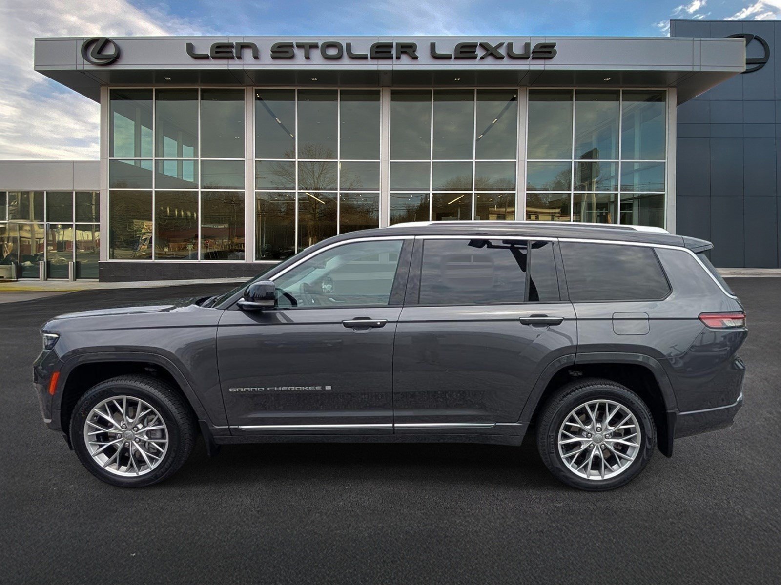 Used 2023 Jeep Grand Cherokee L Summit w/ Advanced Protech Group IV AWD/4WD image 6