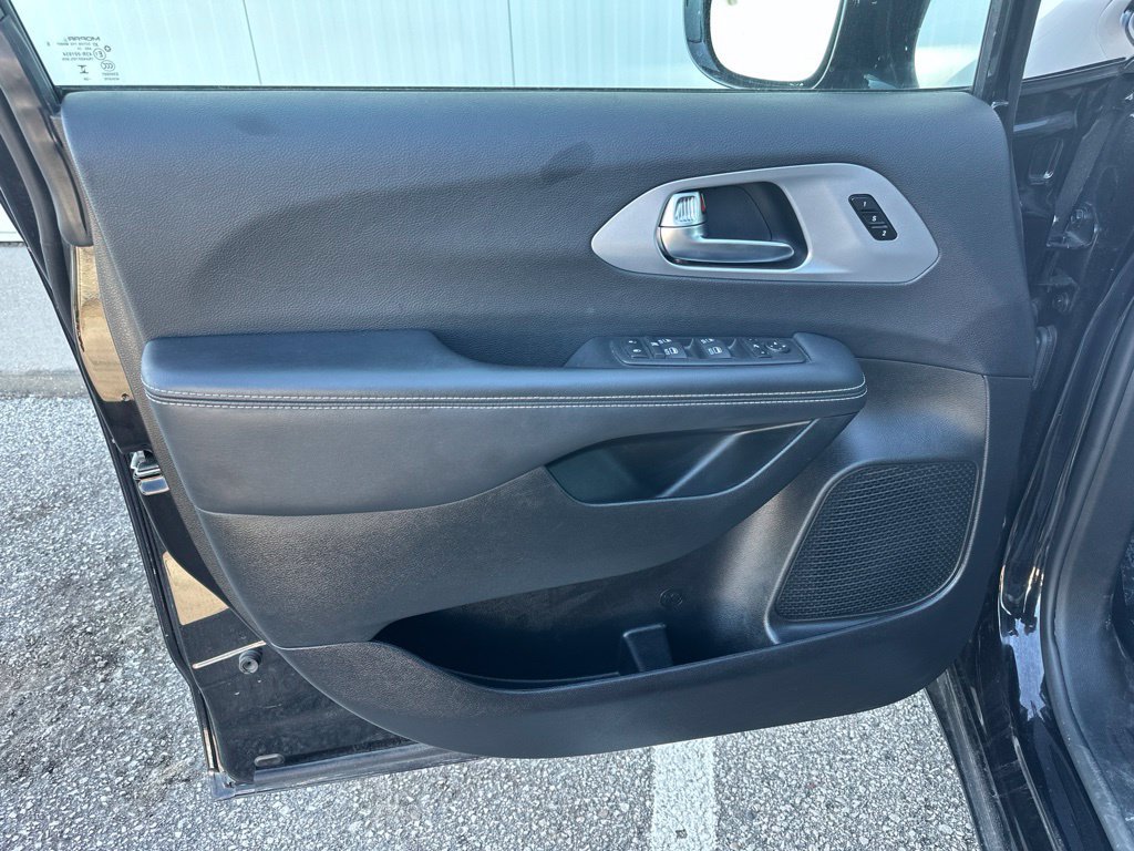 Used 2025 Chrysler Pacifica Limited FWD image 13