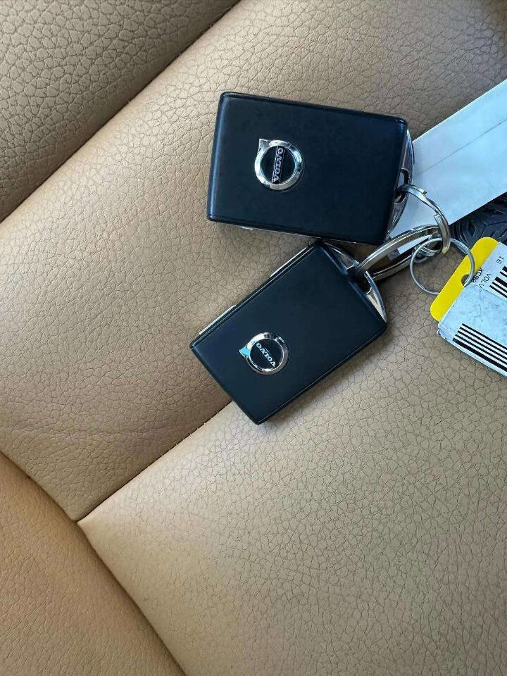 Used 2016 Volvo XC90 T6 Momentum image 32