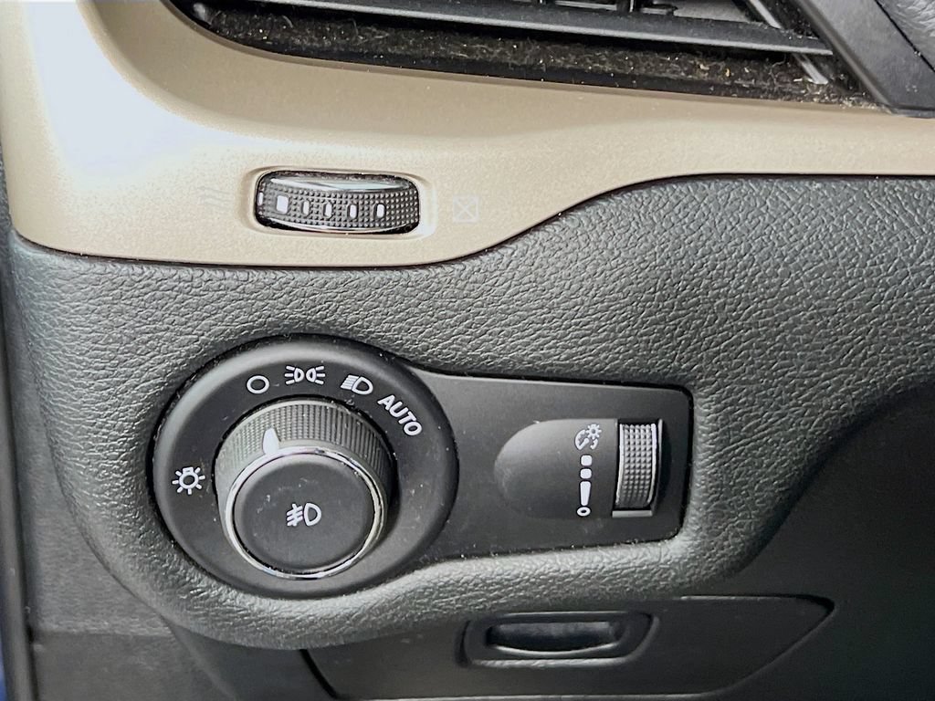 Used 2018 Jeep Cherokee Latitude w/ Cold Weather Group AWD/4WD image 9