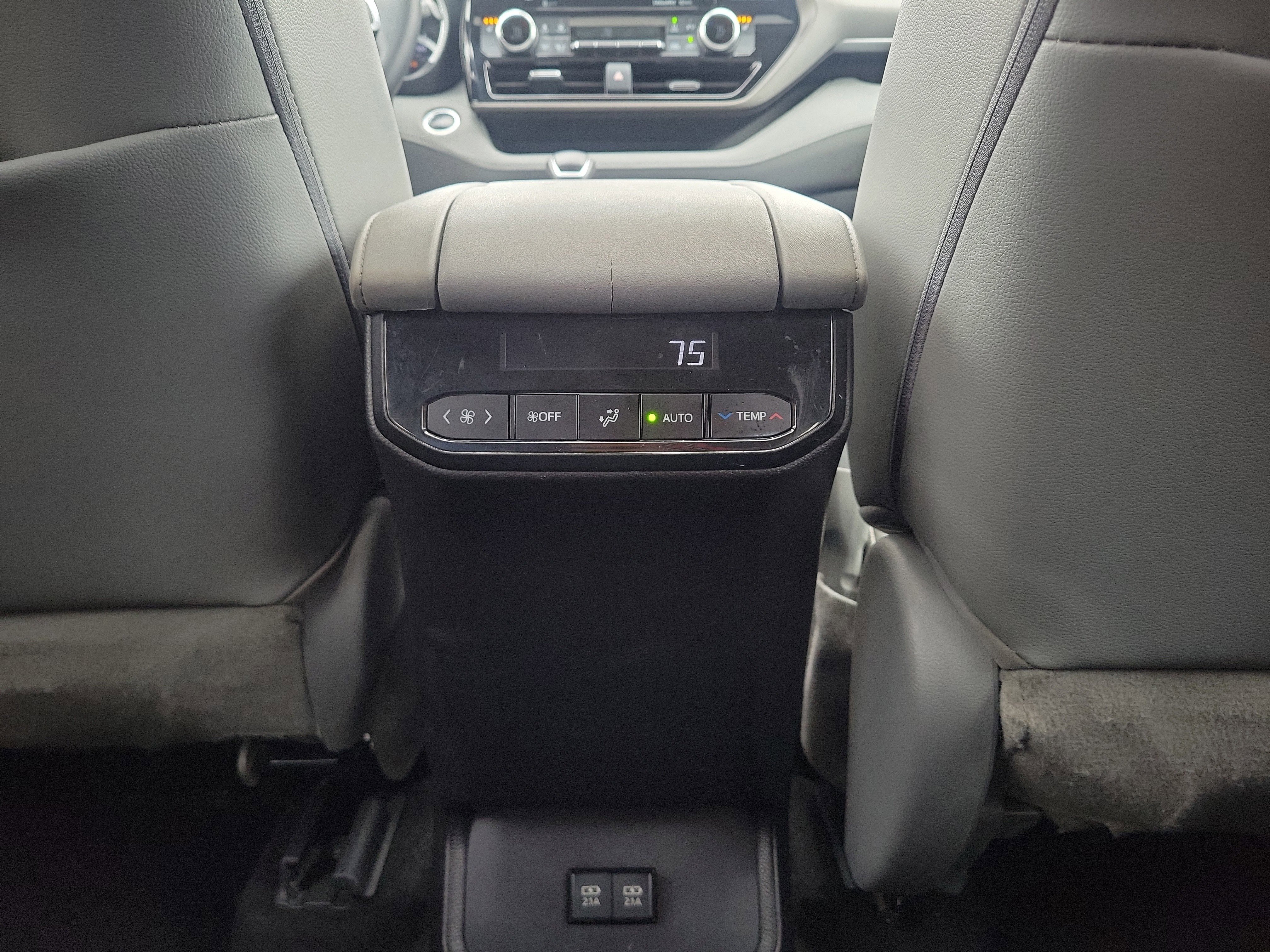 Used 2021 Toyota Highlander XLE image 12