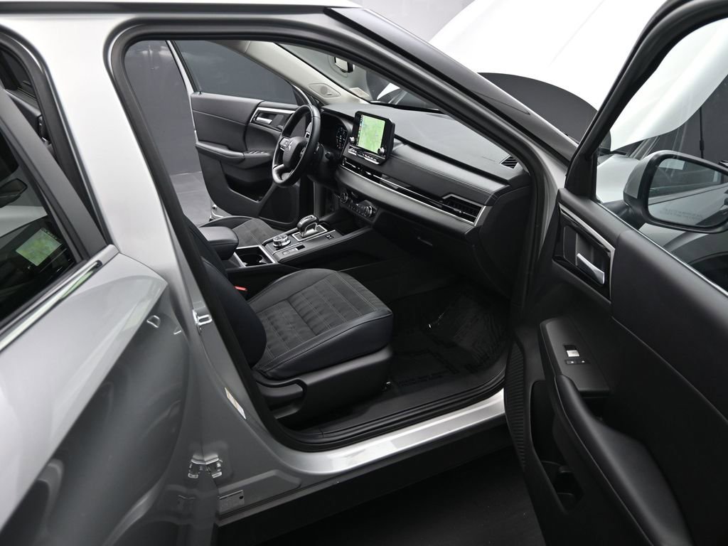 Used 2024 Mitsubishi Outlander SE image 15