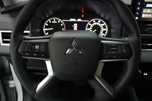 New 2026 Mitsubishi Outlander ES FWD image 8