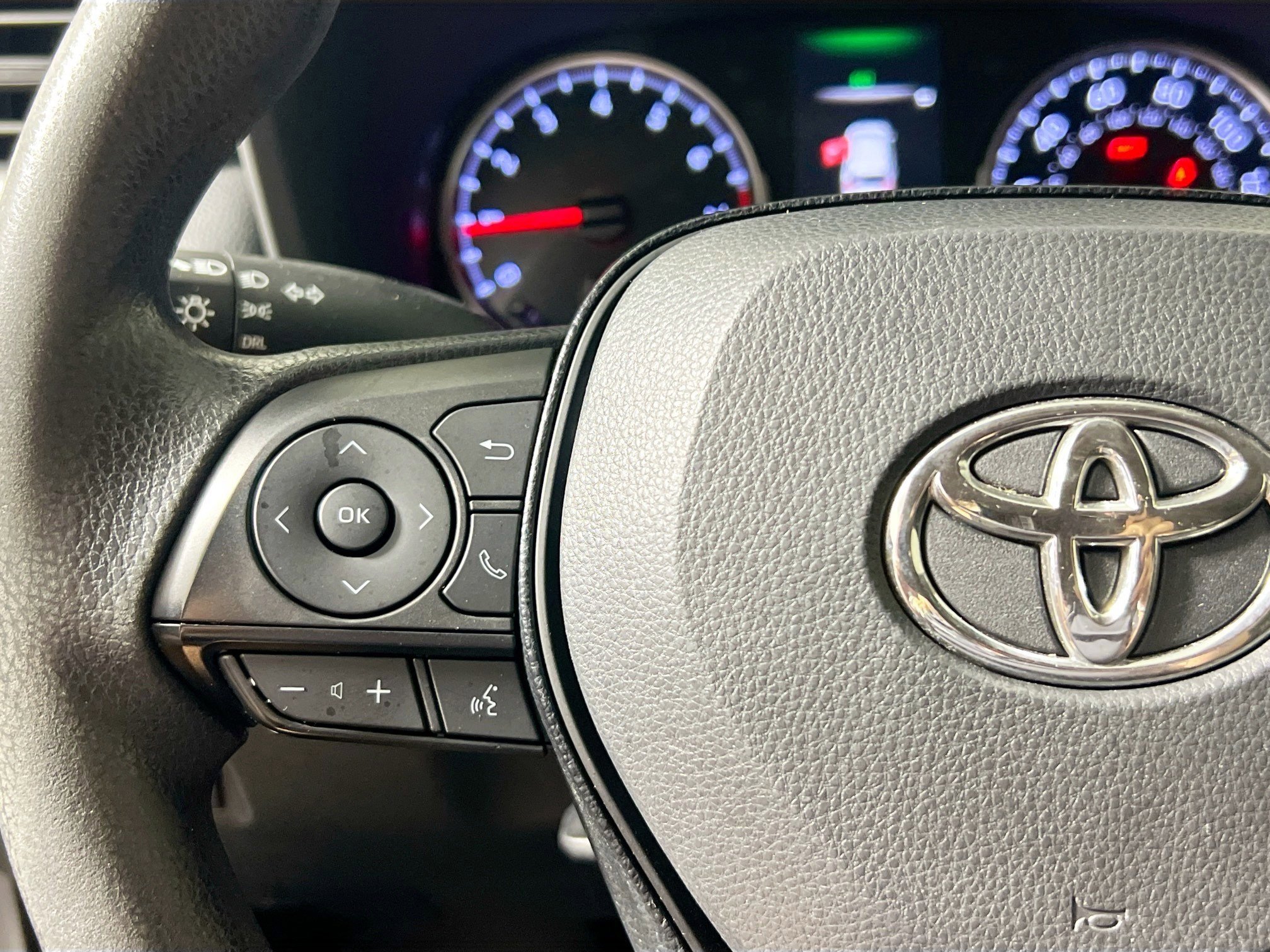 Used 2020 Toyota RAV4 LE image 18