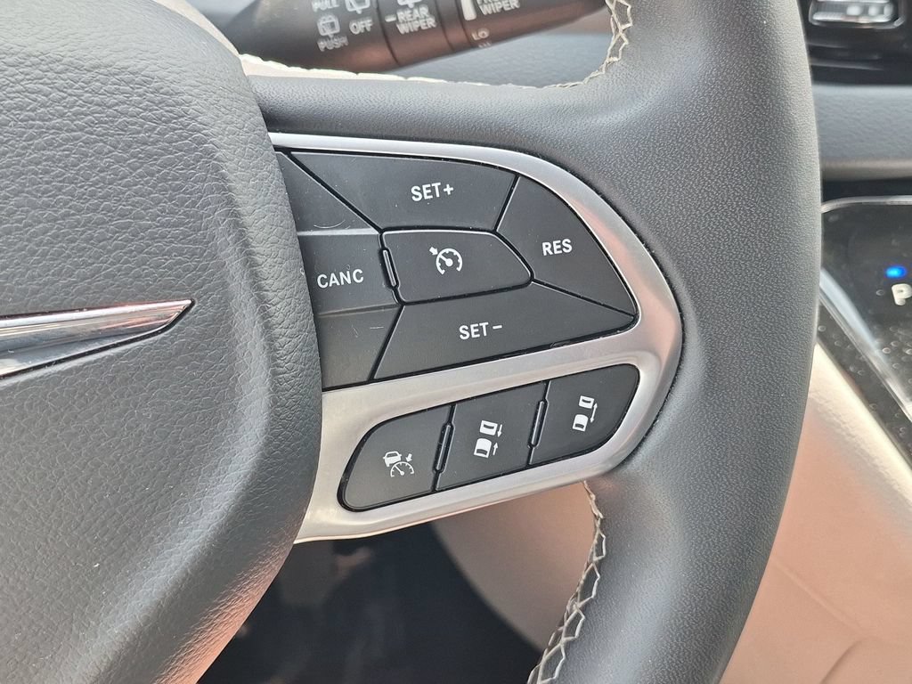 Used 2023 Chrysler Pacifica Touring-L FWD image 20