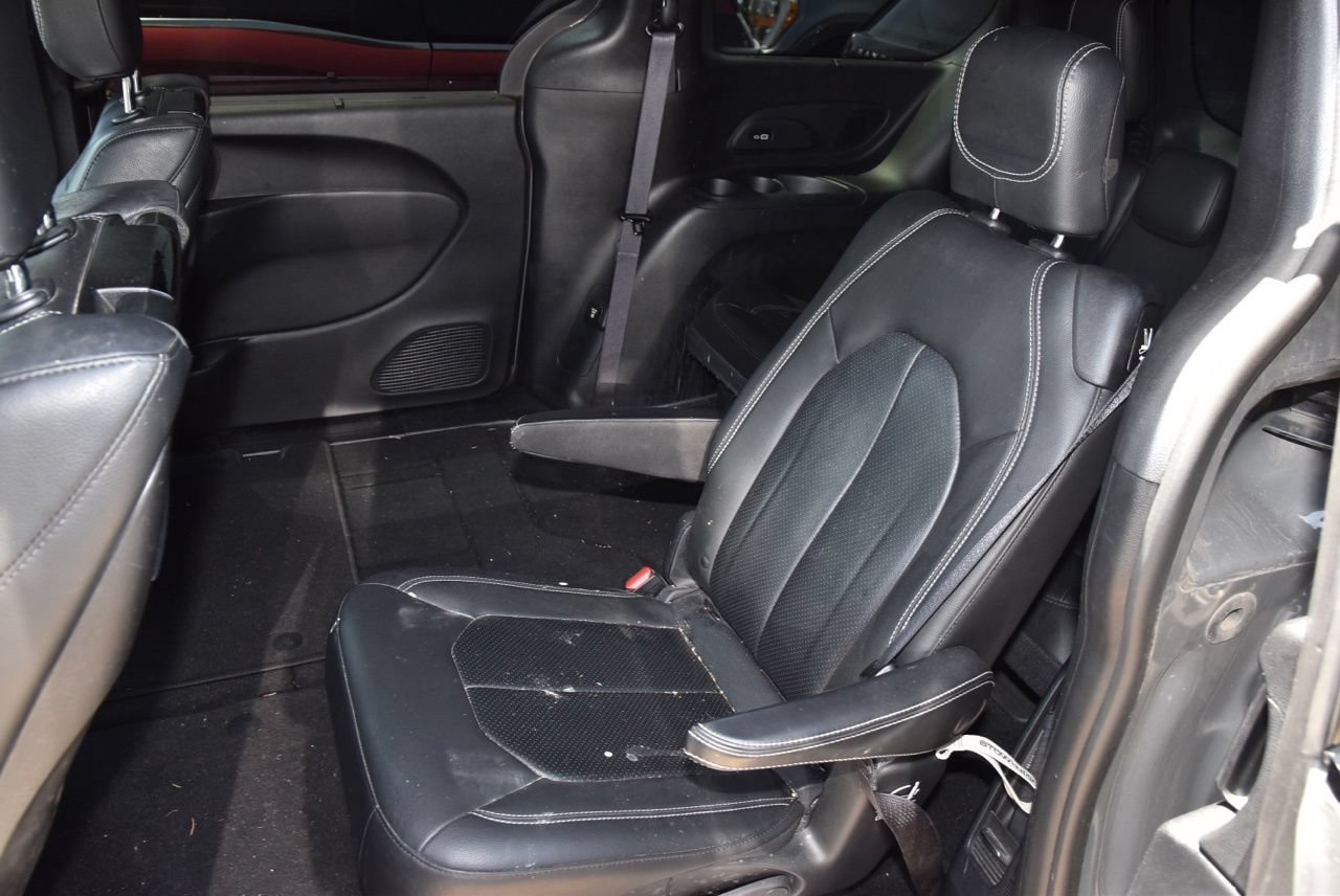 Used 2021 Chrysler Pacifica Touring-L w/ Uconnect Theater Family Group FWD image 10