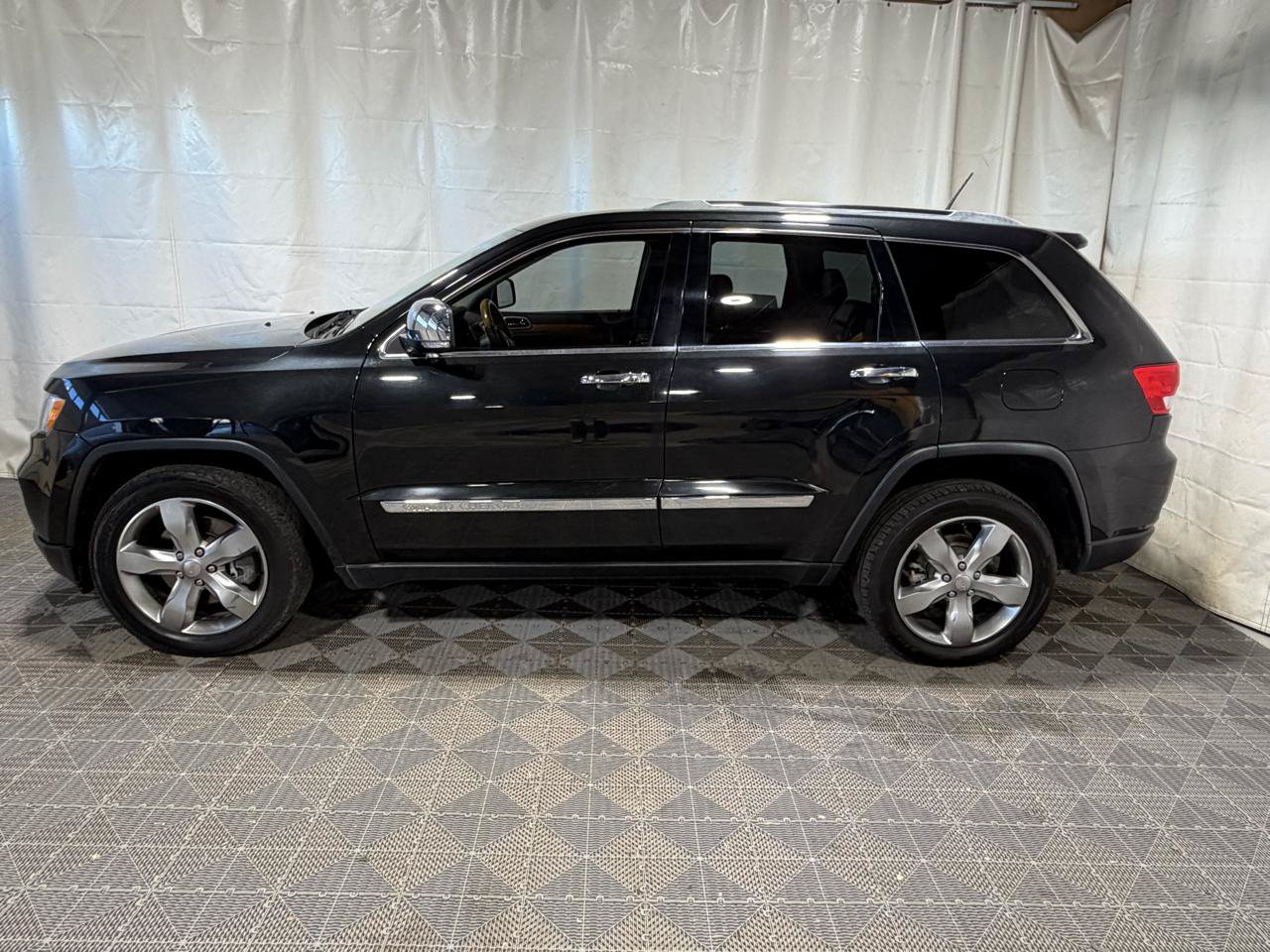 Used 2012 Jeep Grand Cherokee Overland AWD/4WD image 3