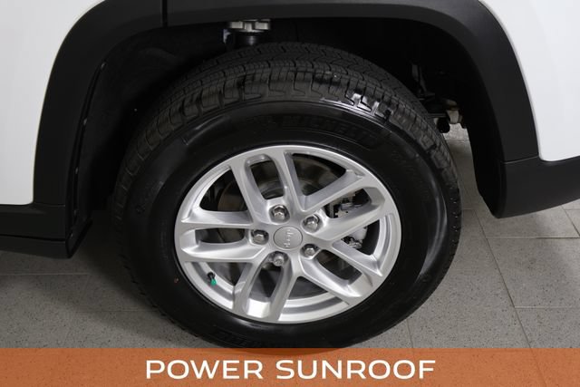 Used 2025 Jeep Grand Cherokee Laredo X RWD image 12