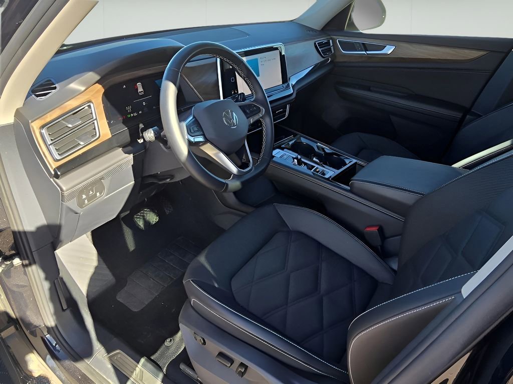 Used 2025 Volkswagen Atlas SE image 24