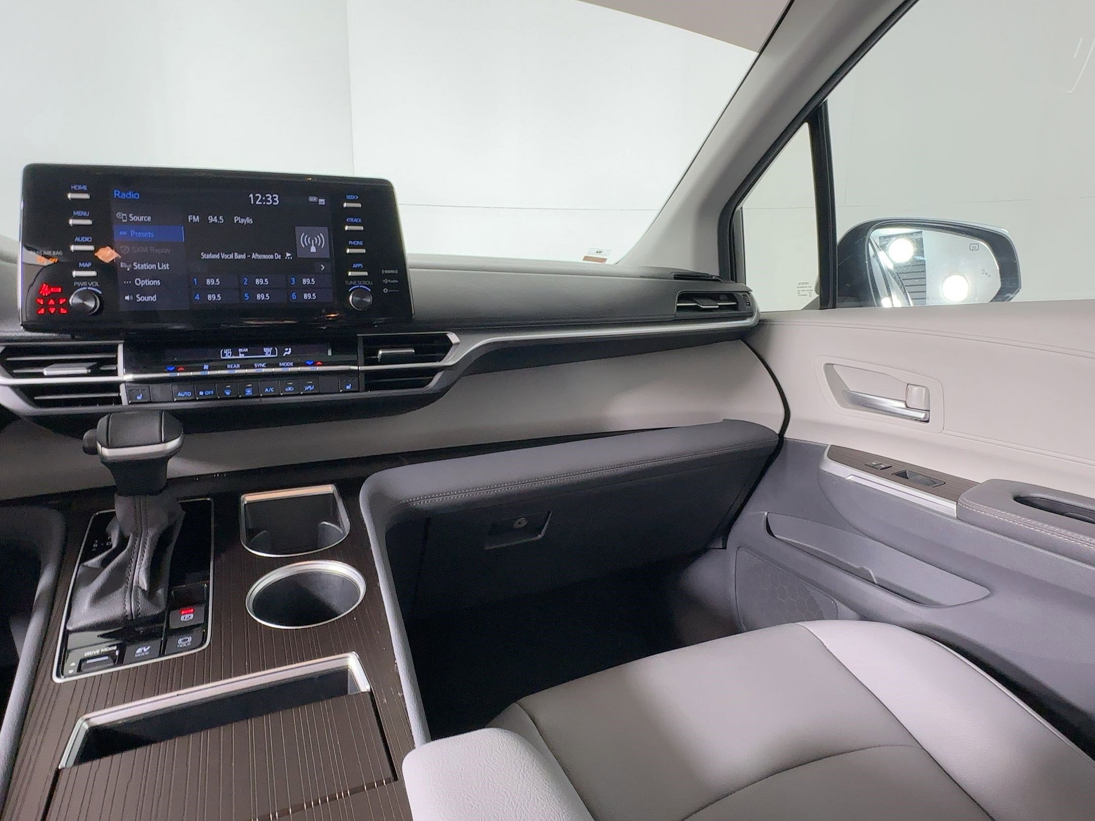 Used 2024 Toyota Sienna XLE image 28