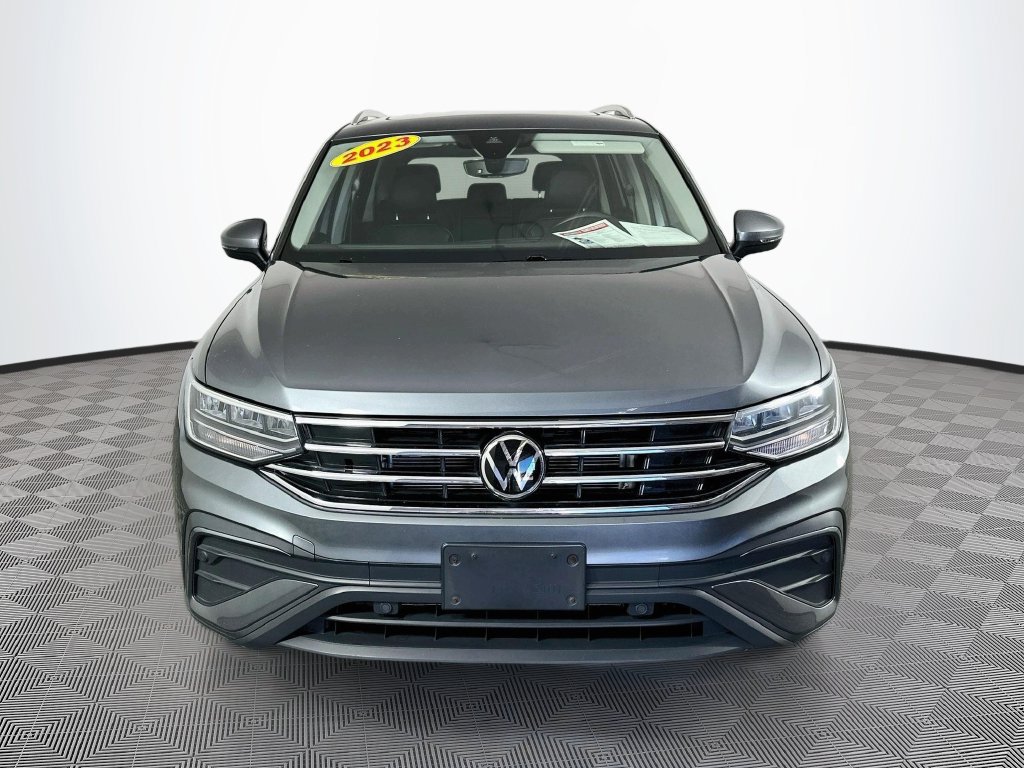 Used 2023 Volkswagen Tiguan SE w/ Panoramic Sunroof Package FWD image 4