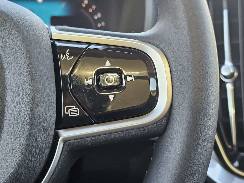 Certified 2025 Volvo XC90 B5 Plus AWD/4WD image 28