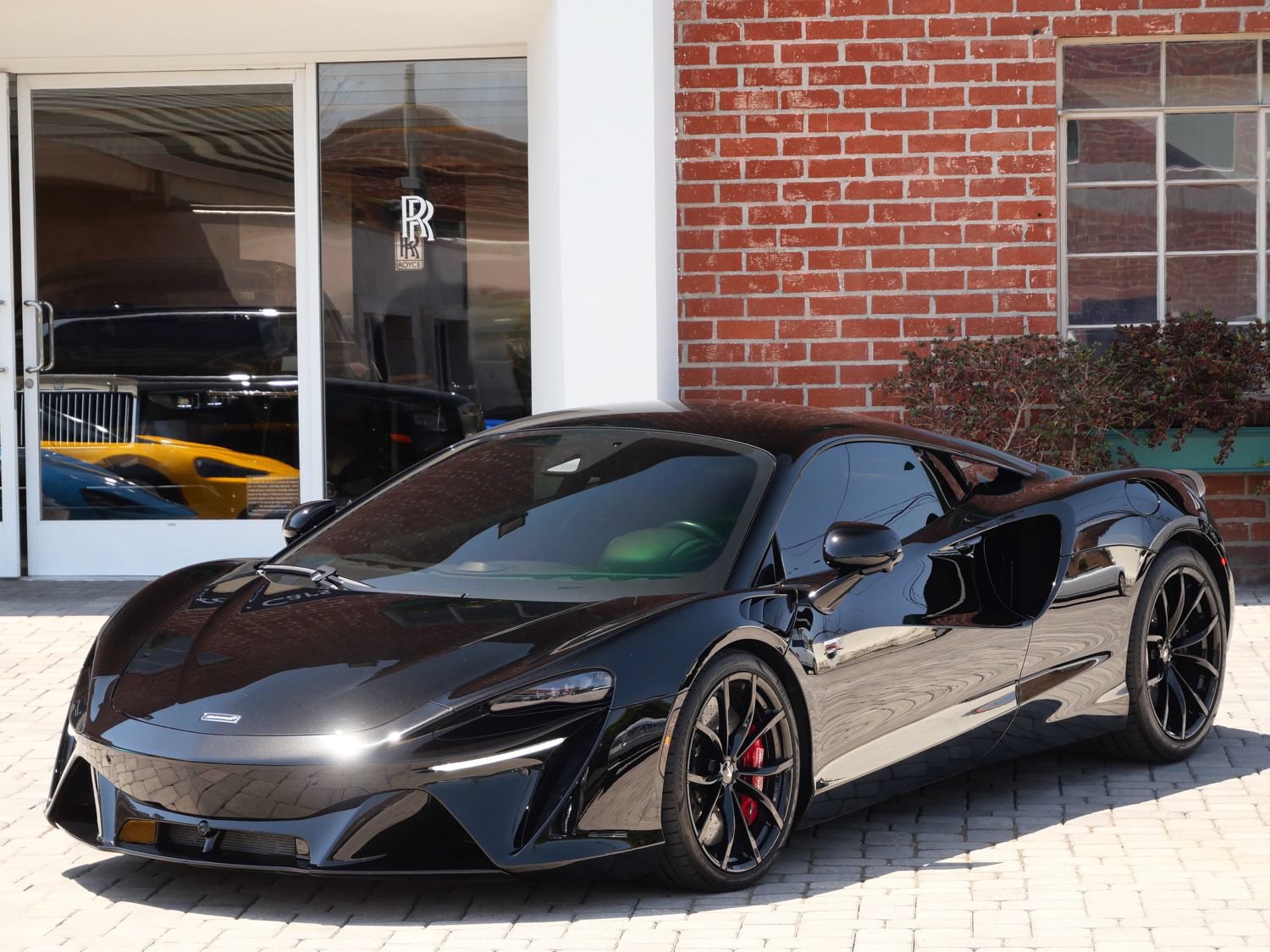 Used 2023 McLaren Artura RWD image 17