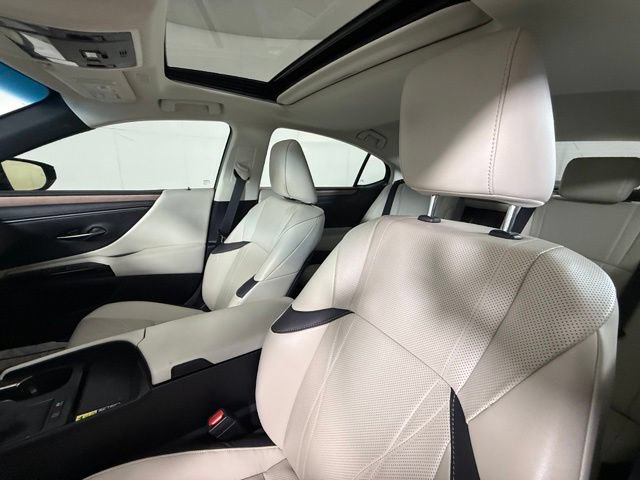 Used 2025 Lexus ES 300h w/ Technology Package FWD image 5