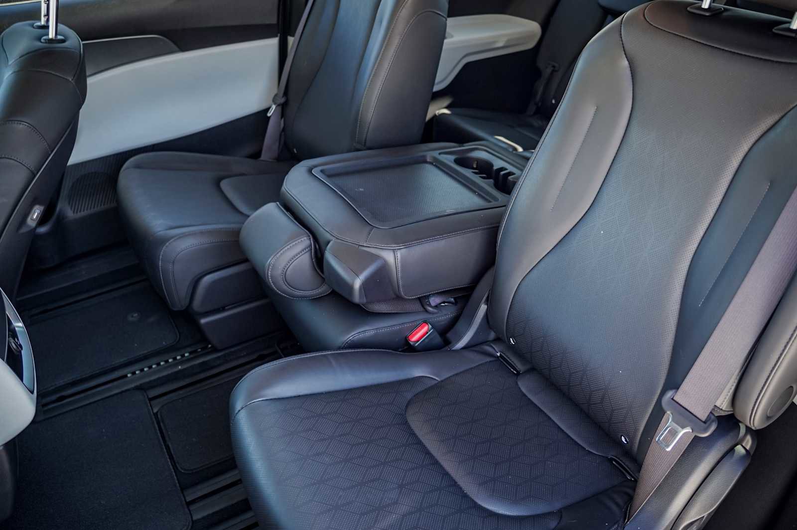 Certified 2024 Kia Carnival LX image 28