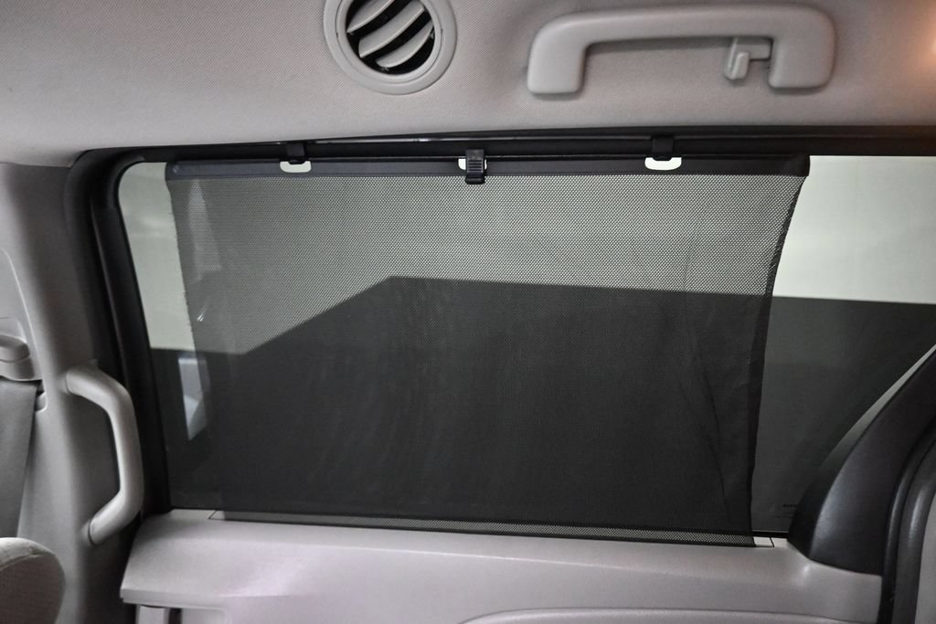 Used 2018 Toyota Sienna LE w/ Carpet Mat Package FWD image 34