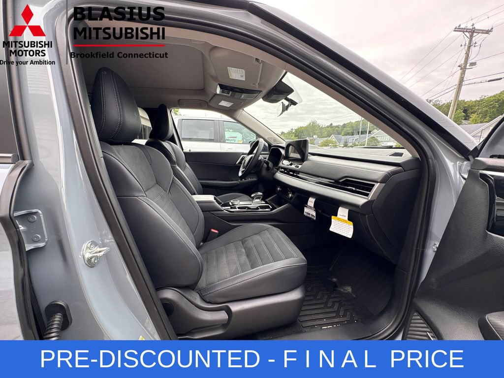Used 2025 Mitsubishi Outlander AWD image 53