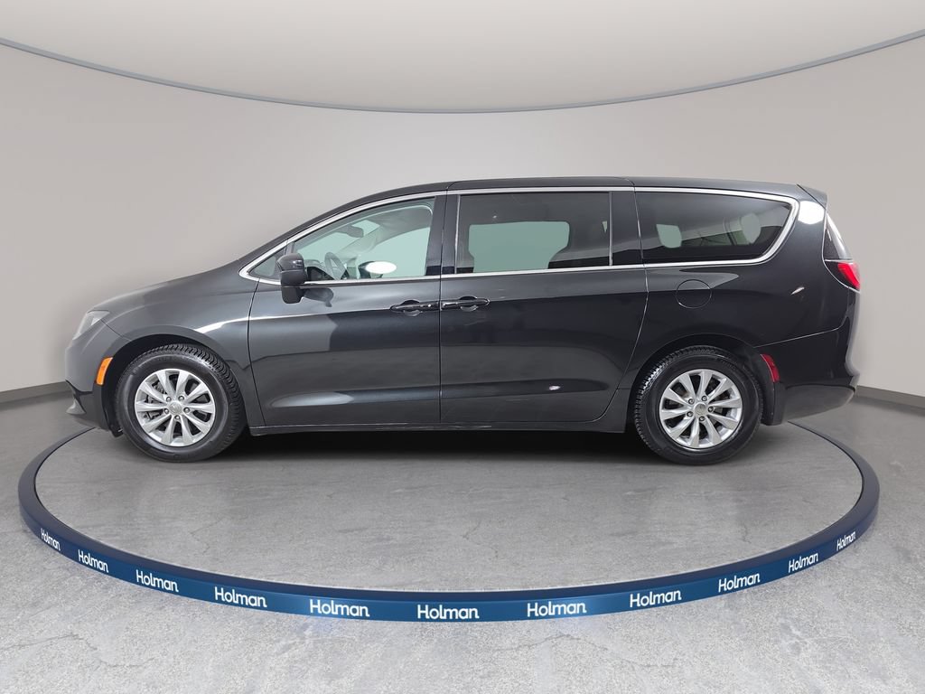Used 2017 Chrysler Pacifica Touring w/ Tire & Wheel Group FWD image 9