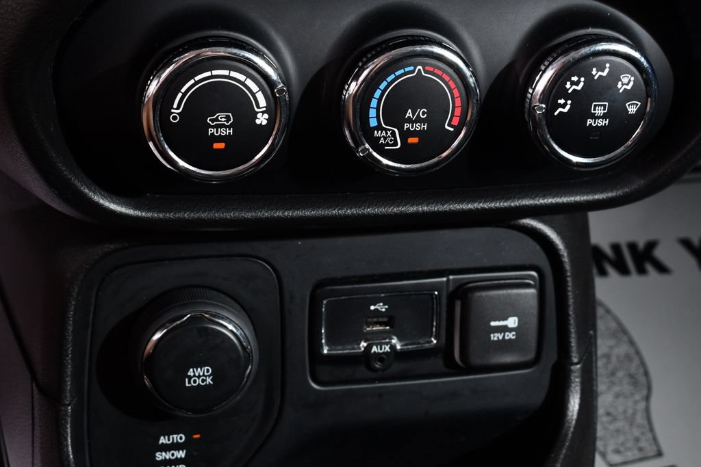 Used 2017 Jeep Renegade Latitude AWD/4WD image 30