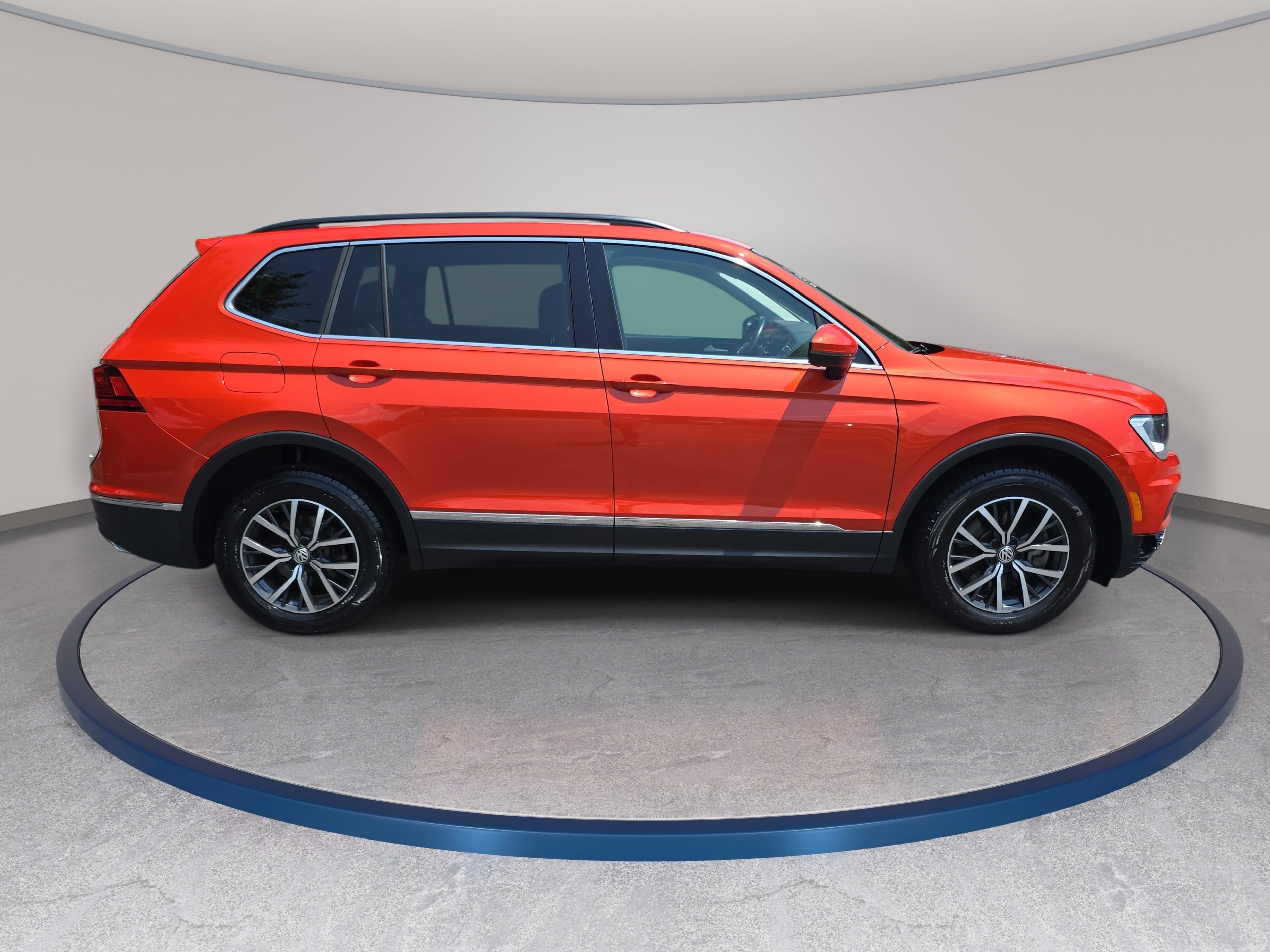 Used 2018 Volkswagen Tiguan SE w/ Panoramic Sunroof Package FWD image 4