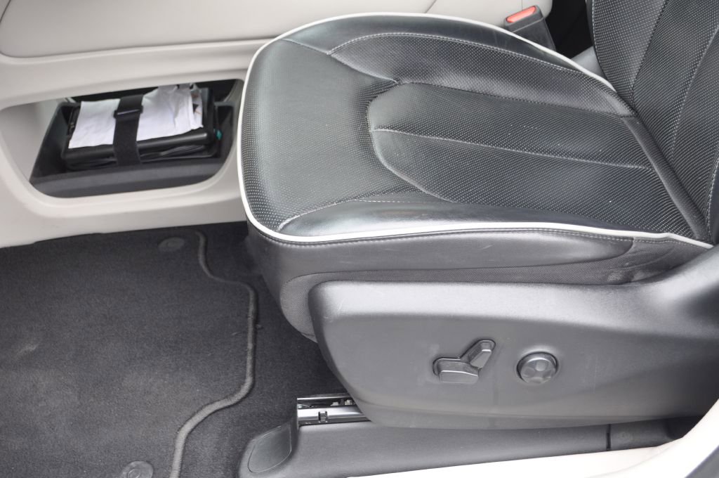 Used 2022 Chrysler Pacifica Limited image 7