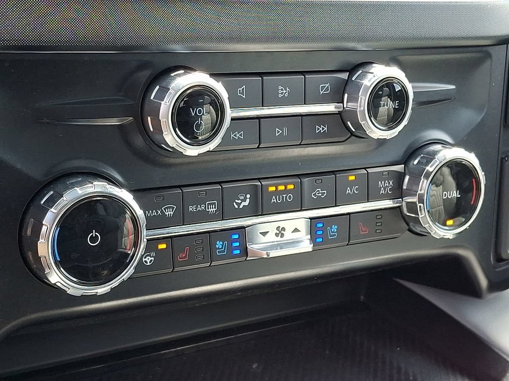 Used 2024 Ford F350 Limited w/ FX4 Off-Road Package AWD/4WD image 17