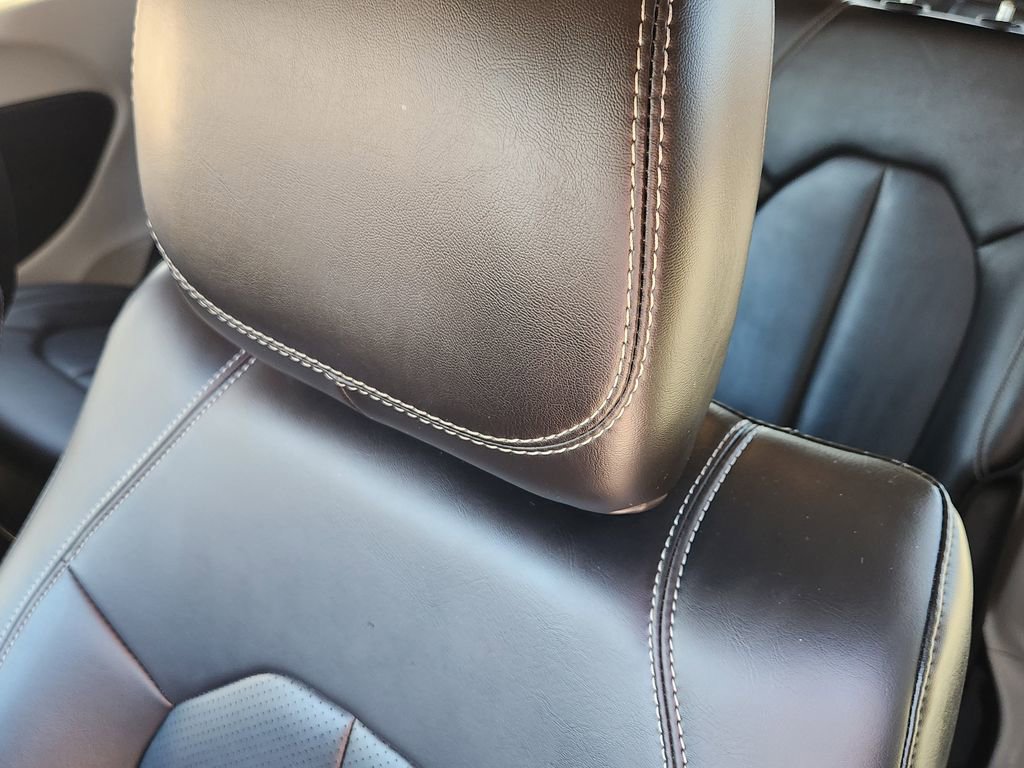 Used 2024 Chrysler Pacifica Select image 5