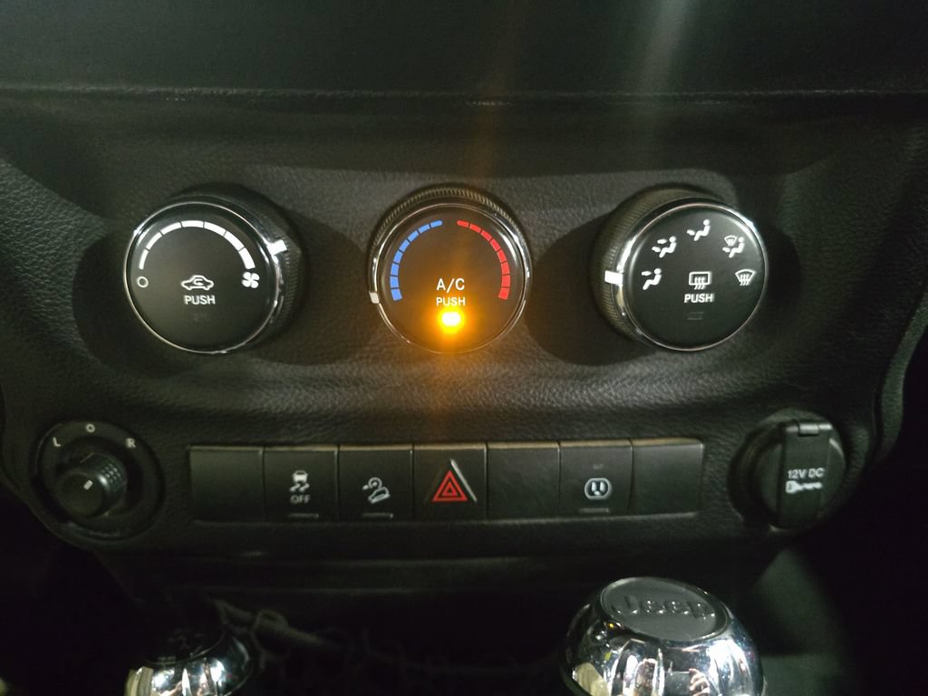 Used 2015 Jeep Wrangler Unlimited Sahara w/ Connectivity Group AWD/4WD image 23
